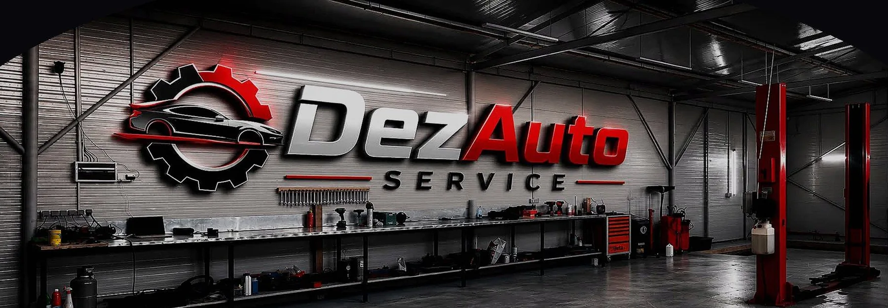 Interiorul atelierului DezAuto ServicePark din Onești, cu rampele și zonele de lucru